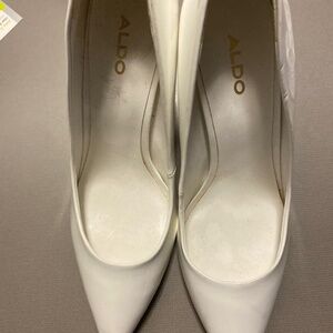 Beautiful Aldo Size 8 white patent leather heels in very good condition
